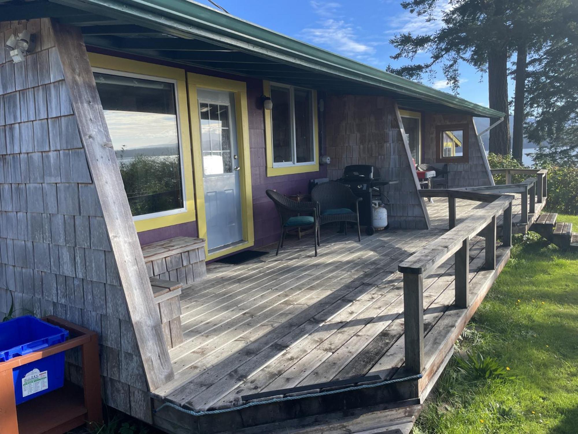 Seine Boat Inn Alert Bay Exterior photo
