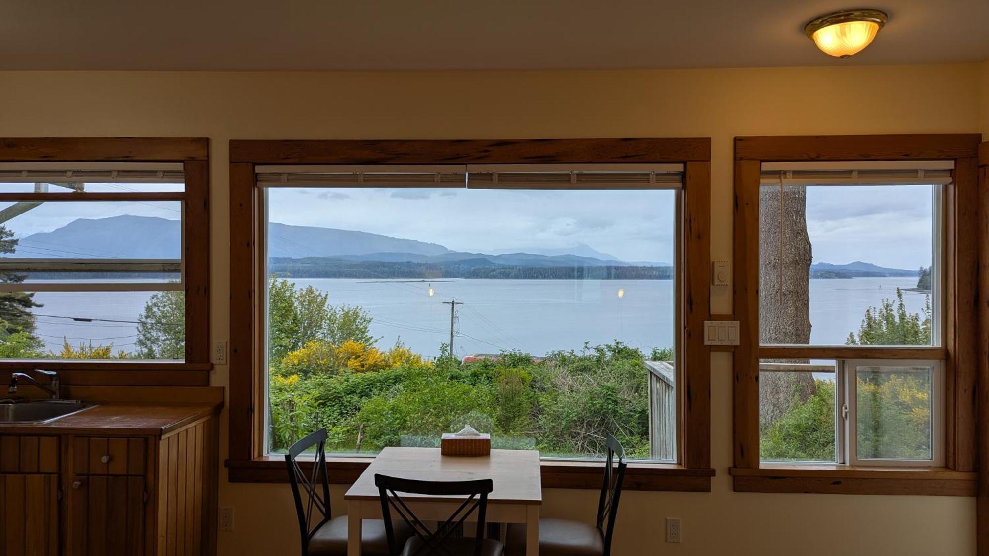 Seine Boat Inn Alert Bay Exterior photo
